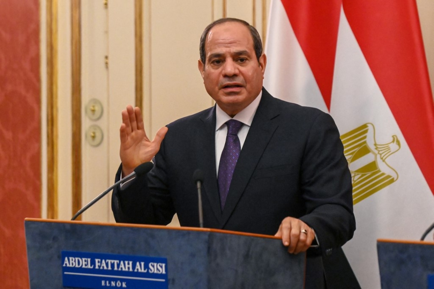 Le président égyptien Abdel Fattah al-Sissi s’exprime à Budapest, le 12 octobre 2021. Avec son nouveau complexe pénitentiaire, la capacité carcérale totale du pays pourrait s’envoler à plusieurs centaines de milliers de détenus (AFP)