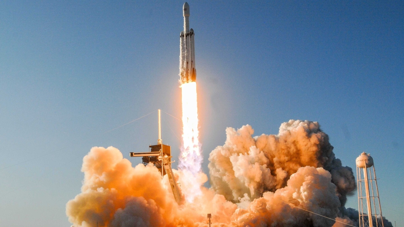 Décollage d’un Falcon Heavy de SpaceX depuis le pad de tir 39A au centre spatial Kennedy, en avril 2019. Le lanceur transportait le satellite de télécommunications Arabsat 6A pour l’Arabie saoudite (Craig Bailey/FLORIDA TODAY via USA TODAY NETWORK/Space X/Reuters)