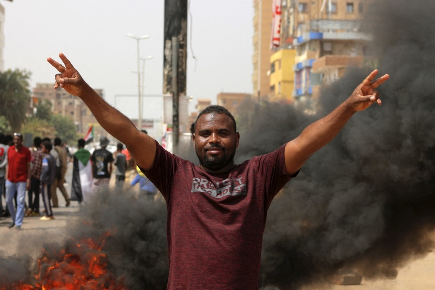  Un Soudanais opposé au putsch fait le V de la victoire pendant une manifestation dans le district de Khartoum-Bahri, dans le Nord de la capitale, le 17 septembre 2022 (AFP)