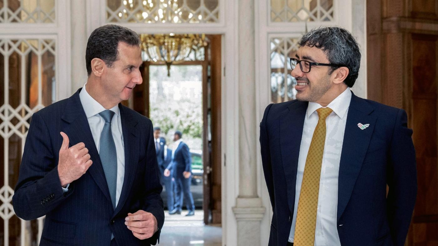 Le président syrien Bachar al-Assad (à gauche) s’entretient avec le cheikh Abdallah ben Zayed al-Nahyane, ministre émirati des Affaires étrangères, le 4 janvier 2023 à Damas (Syrie) (SANA via AP)