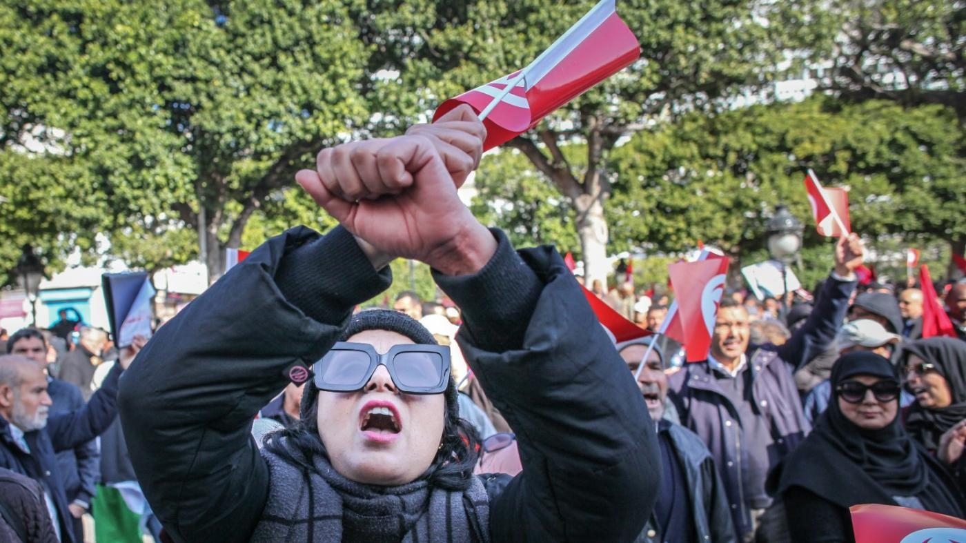 Une manifestante tunisienne crie des slogans lors d’une manifestation pour la libération de figures d’opposition, le 5 mars 2023 à Tunis (Reuters)