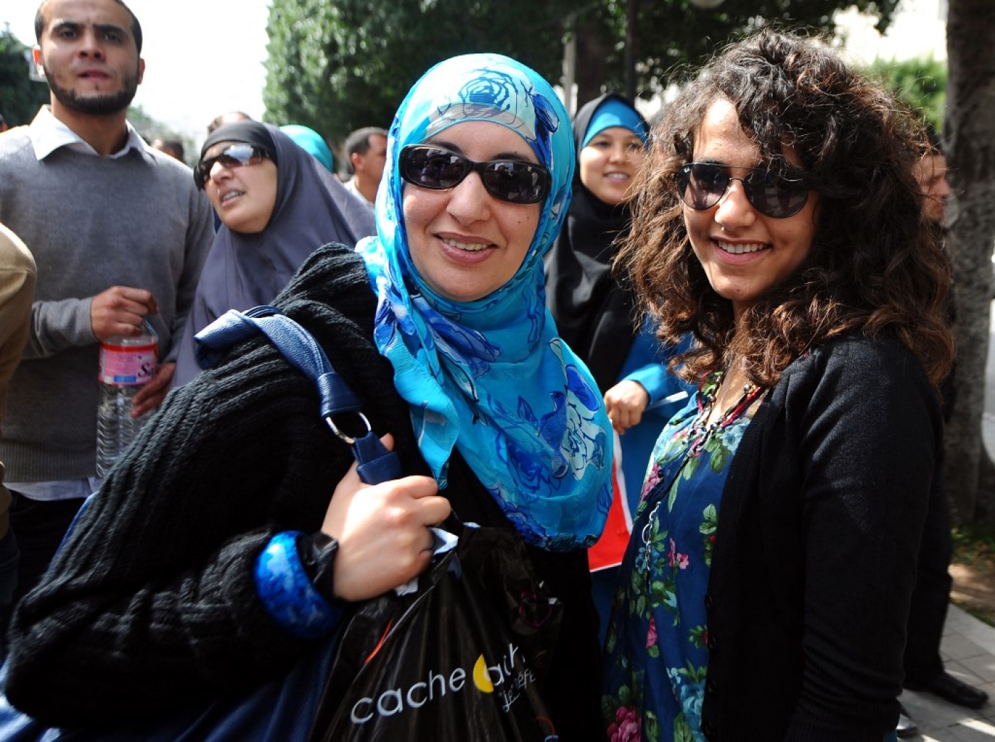 Des Tunisiennes devant le ministère de l’Intérieur le 1er avril 2011 à Tunis. Le ministère a indiqué que les photos d’identité affichant des femmes portant le voile pouvaient désormais figurer sur la carte d’identité nationale (AFP/Fethi Belaid)