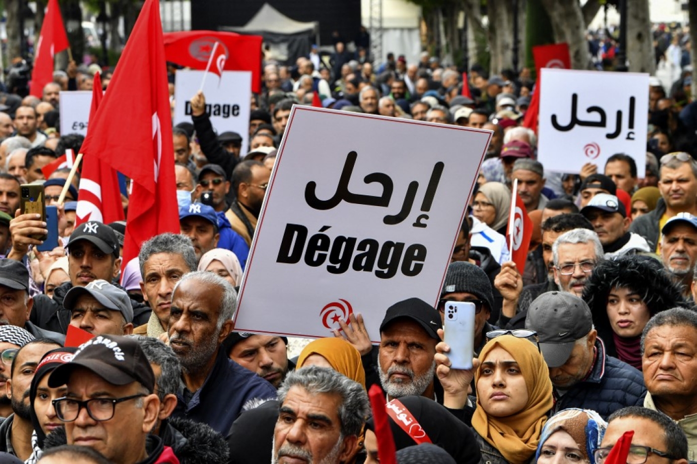 Des manifestants tunisiens participent à un rassemblement contre le président Kais Saied, à l’appel de la coalition de l’opposition « Front de salut national », à Tunis, le 10 décembre 2022 (Fethi Belaid) 