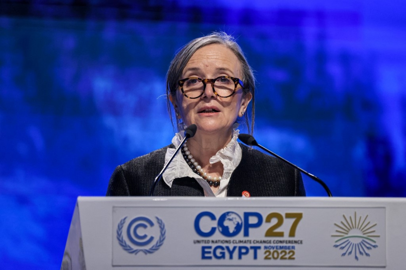 La Première ministre tunisienne Najla Bouden prononce un discours lors de la COP27 à Charm el-Cheikh en Egypte, le 8 novembre 2022 (AFP/Ahmad Gharabli)