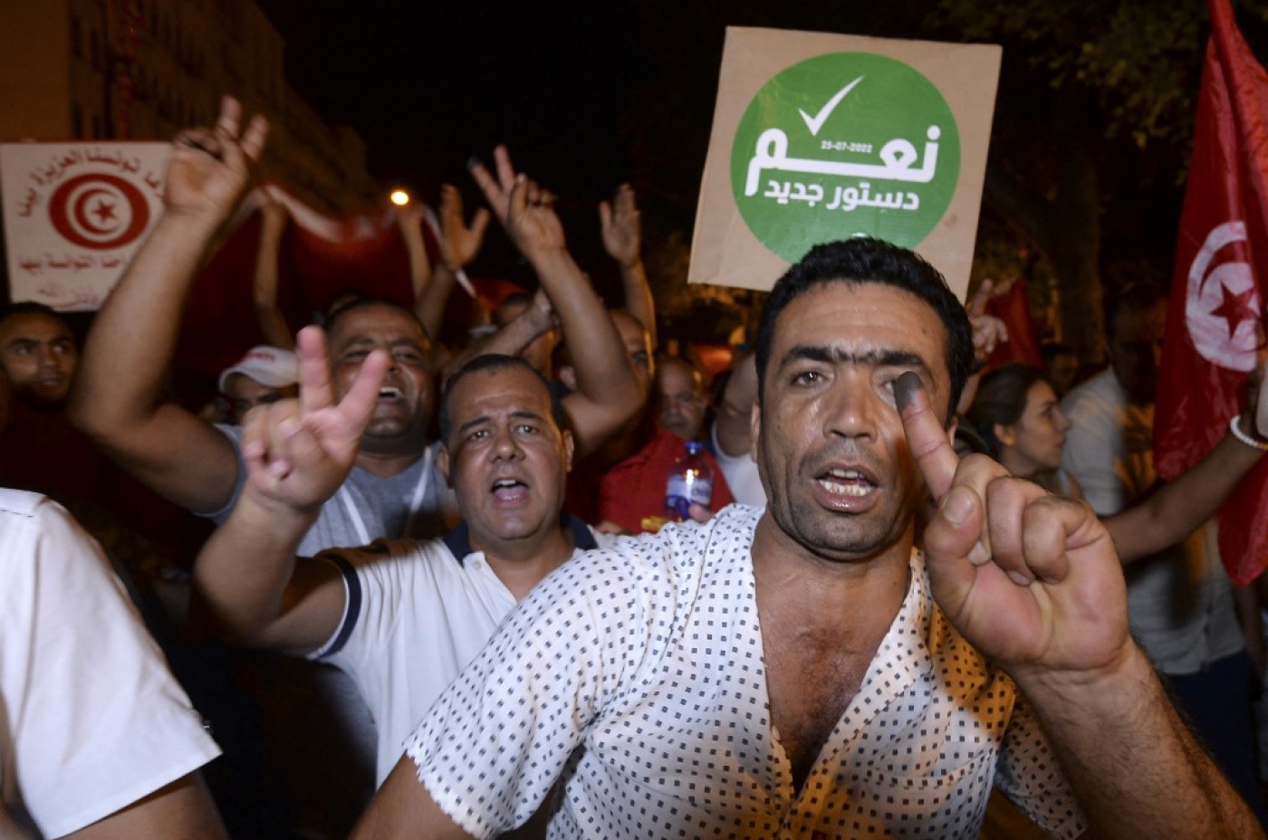 Des partisans du président Kais Saied revendiquent avoir voté pour le « oui » au projet de nouvelle Constitution, à Tunis, le 26 juillet 2022 (AFP/Sofiene Hamdaoui)