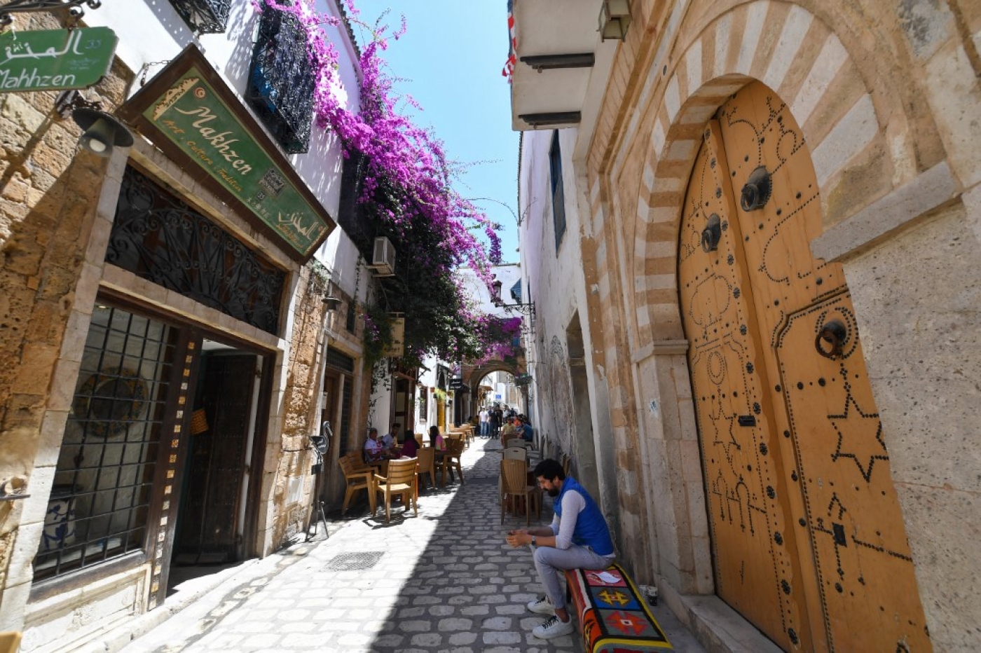 Un café dans une des ruelles de la médina de Tunis, le 21 mai 2021 (AFP/Fethi Belaid)