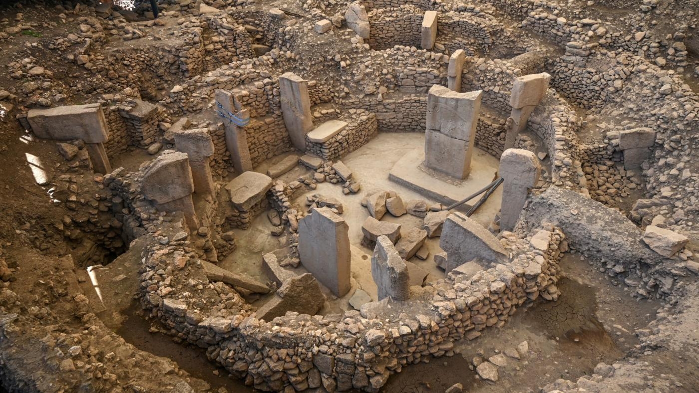 Les piliers sur le site archéologique de Göbekli Tepe à Şanlıurfa, en Turquie, le 18 mai 2022 (AFP)