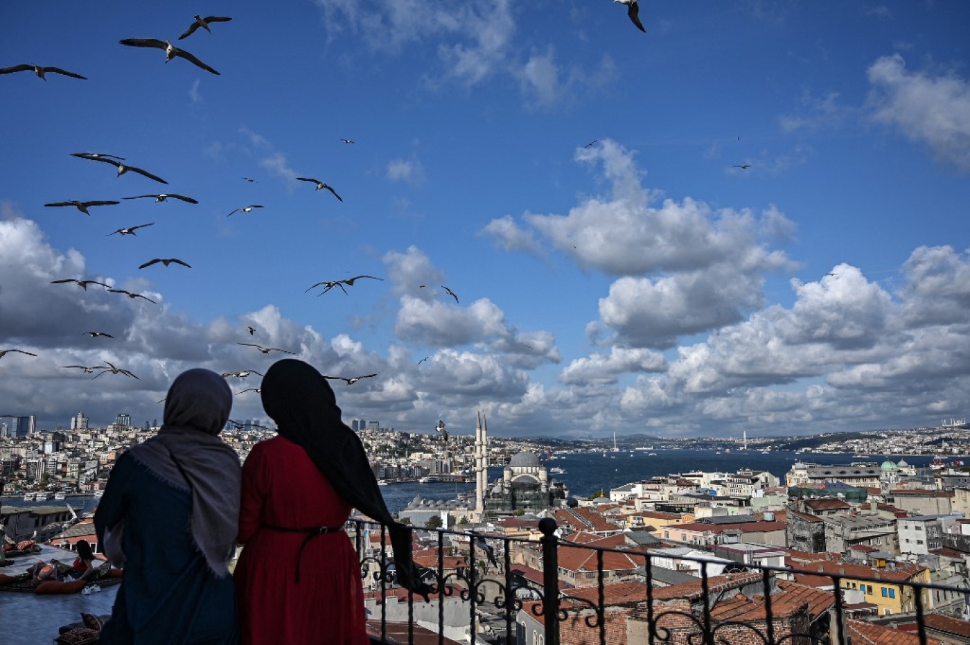 Deux femmes regardent la vue sur Istanbul depuis la terrasse d’un café, le 10 septembre 2019 (AFP/Ozan Kose)