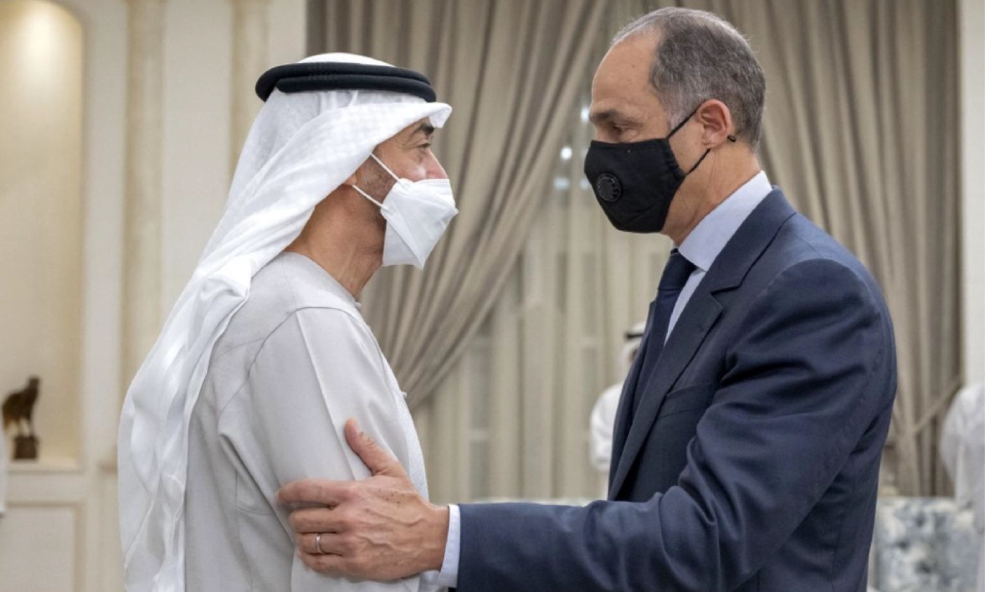 Gamal Moubarak présente ses condoléances à Mohammed ben Zayed al-Nahyane, président des Émirats arabes unis, au palais Mishrif d’Abou Dabi, le 16 mai 2022 (AFP)