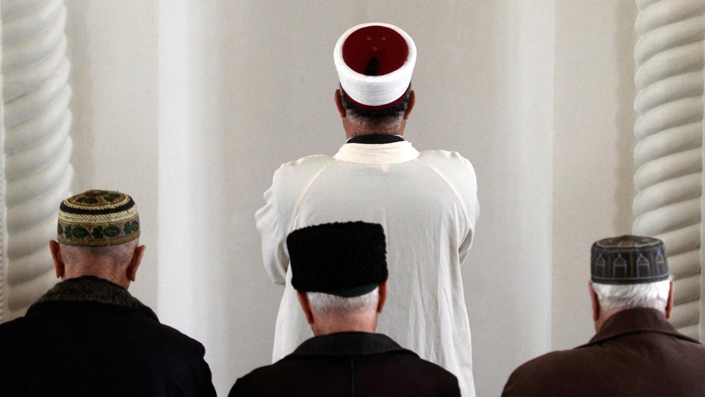 Des Tatars de Crimée prient dans une mosquée à Bakhtchissaraï (AFP/Dimitar Dilkoff)