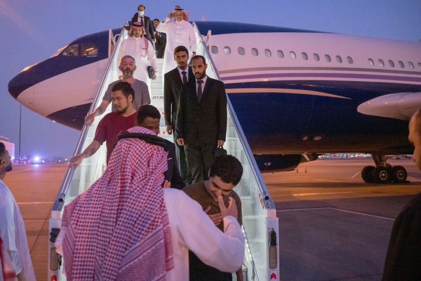 Les dix prisonniers à leur arrivée en Arabie saoudite (Twitter)