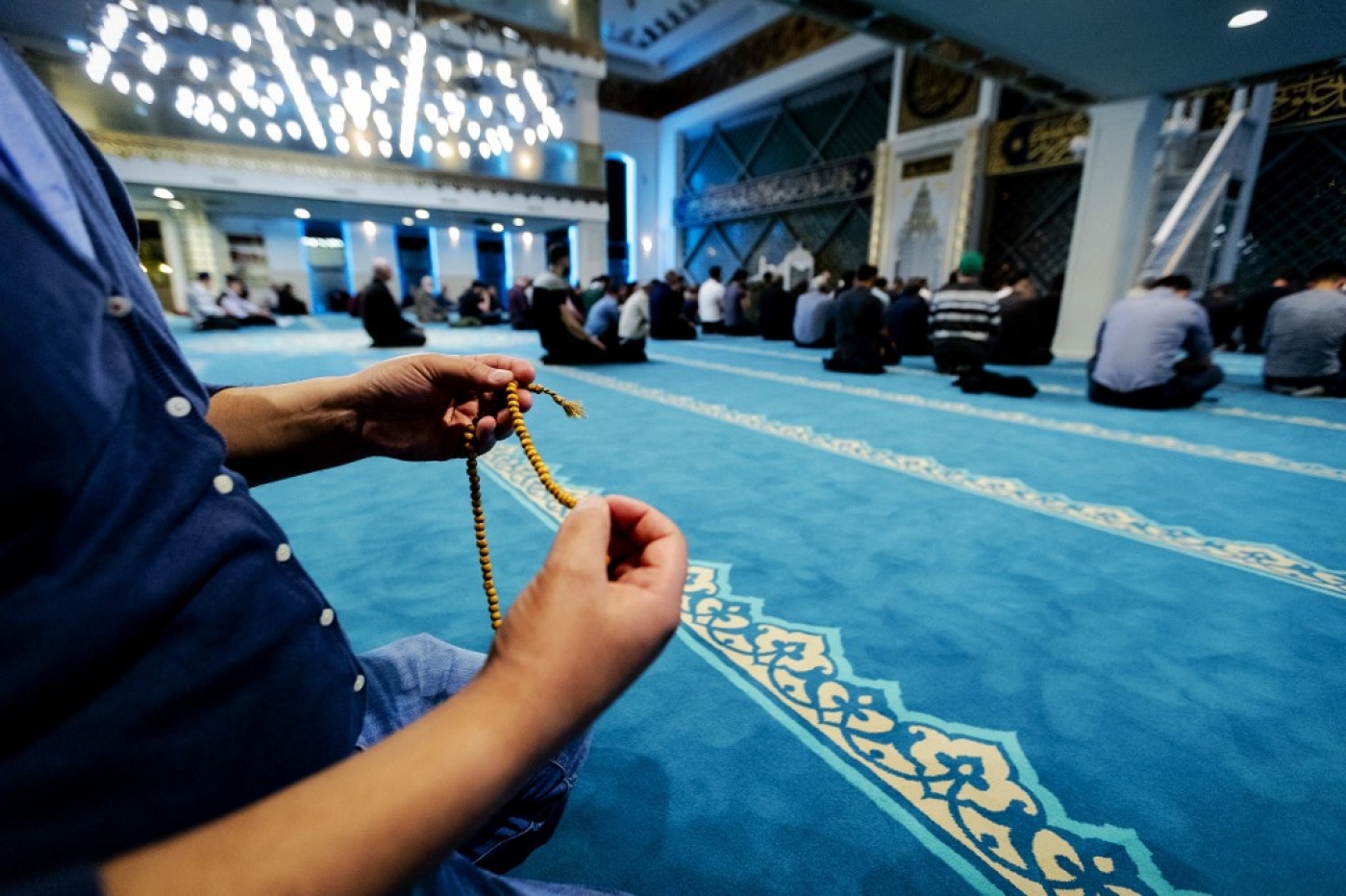 Des musulmans prient dans une mosquée d’Utrecht, aux Pays-Bas, pendant le Ramadan 2019 (AFP)