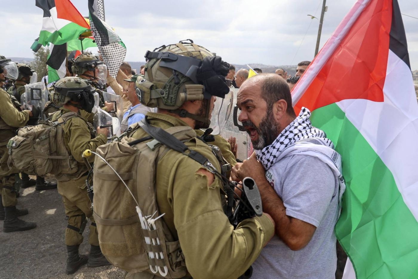 Un manifestant palestinien affronte les forces de sécurité israéliennes lors d’une manifestation contre l’expropriation de terres palestiniennes par Israël dans le village de Kfar Qaddum en Cisjordanie occupée près de la colonie juive de Kedumim, le 7 octobre 2022 (AFP/Jaafar Ashtiyeh)