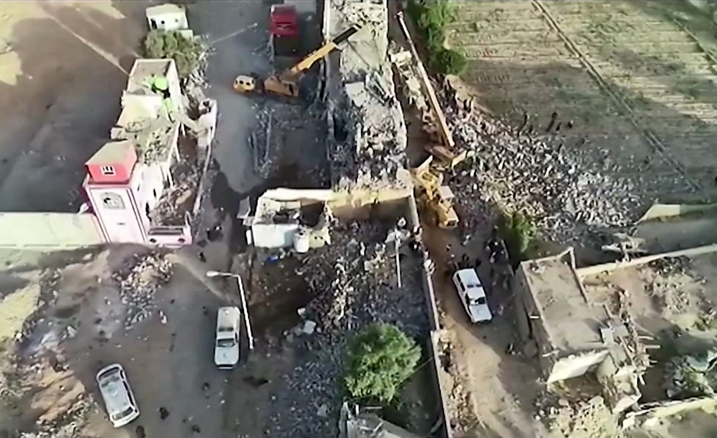 Image tirée d’une vidéo publiée par les Houthis qui montre la destruction d’un centre de détention temporaire à Saada, touché par une frappe le 21 janvier (AFP)