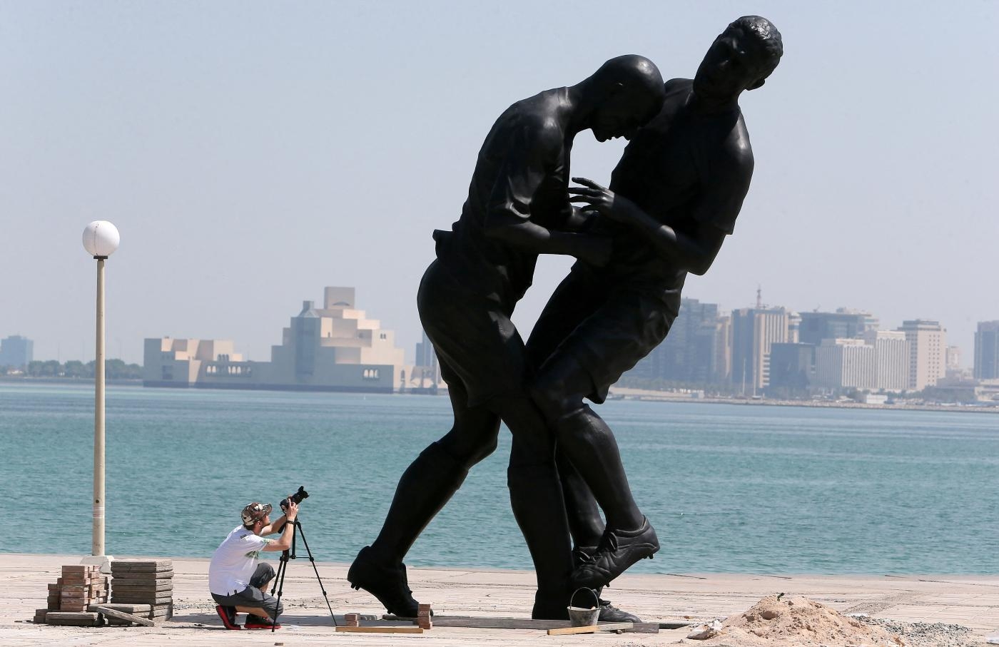 La sculpture de l’artiste français d’origine algérienne Adel Abdessemed, installée à Doha, immortalise le « coup de boule » asséné par l’ancien footballeur français Zinédine Zidane à son adversaire italien Marco Materazzi (AFP/photo d’archives)