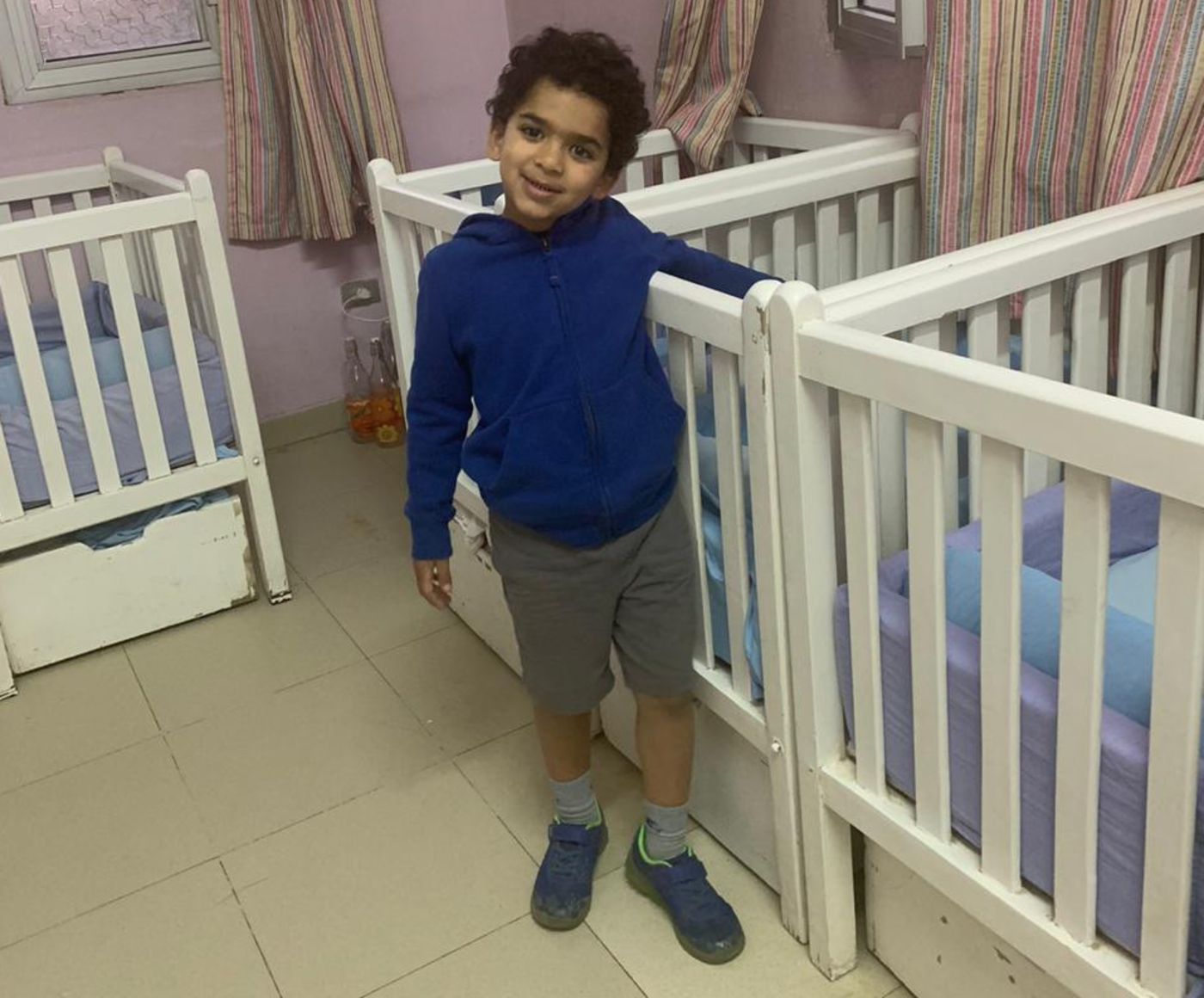 Mostafa dans l’orphelinat du quartier de Maadi, au Caire, où Rasha Mekky l’a vu pour la première fois en 2015 (avec l’aimable autorisation de Rasha Mekky)