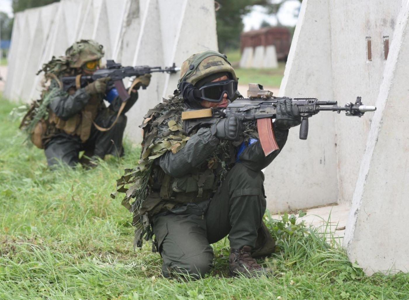 Des militaires ukrainiens participent aux exercices militaires conjoints Rapid Trident avec les États-Unis et d’autres pays de l’OTAN, près de Lviv, le 24 septembre 2021 (AFP)