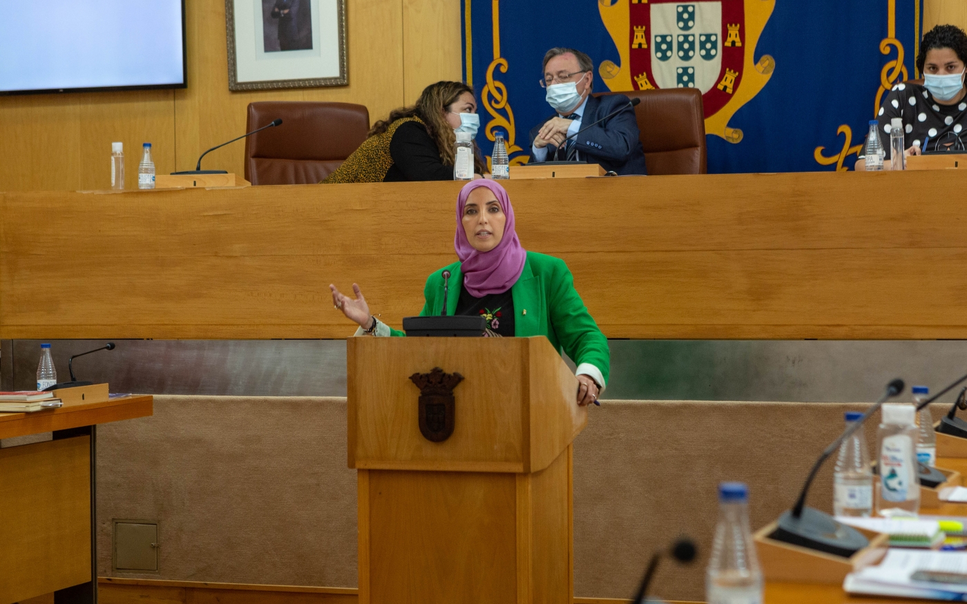 Fatima Hamed Hossain prend la parole lors d’une session parlementaire à l’Assemblée de Ceuta (Marta Maroto)
