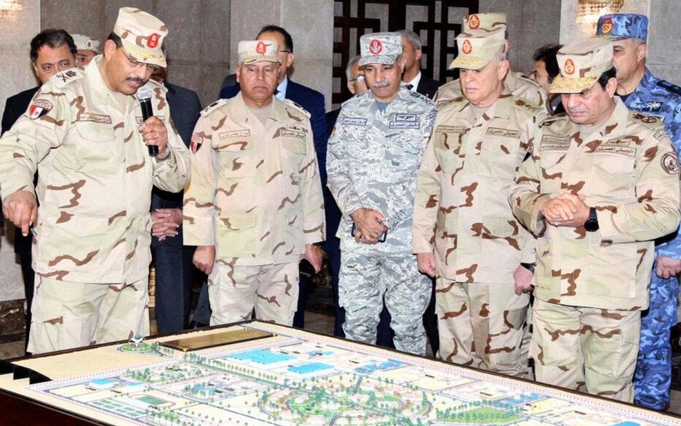 Le président égyptien Abdel Fattah al-Sissi (à droite) lors de sa visite au QG des forces orientales du canal de Suez dans un lieu tenu secret du Sinaï, le 25 février 2018 (AFP)