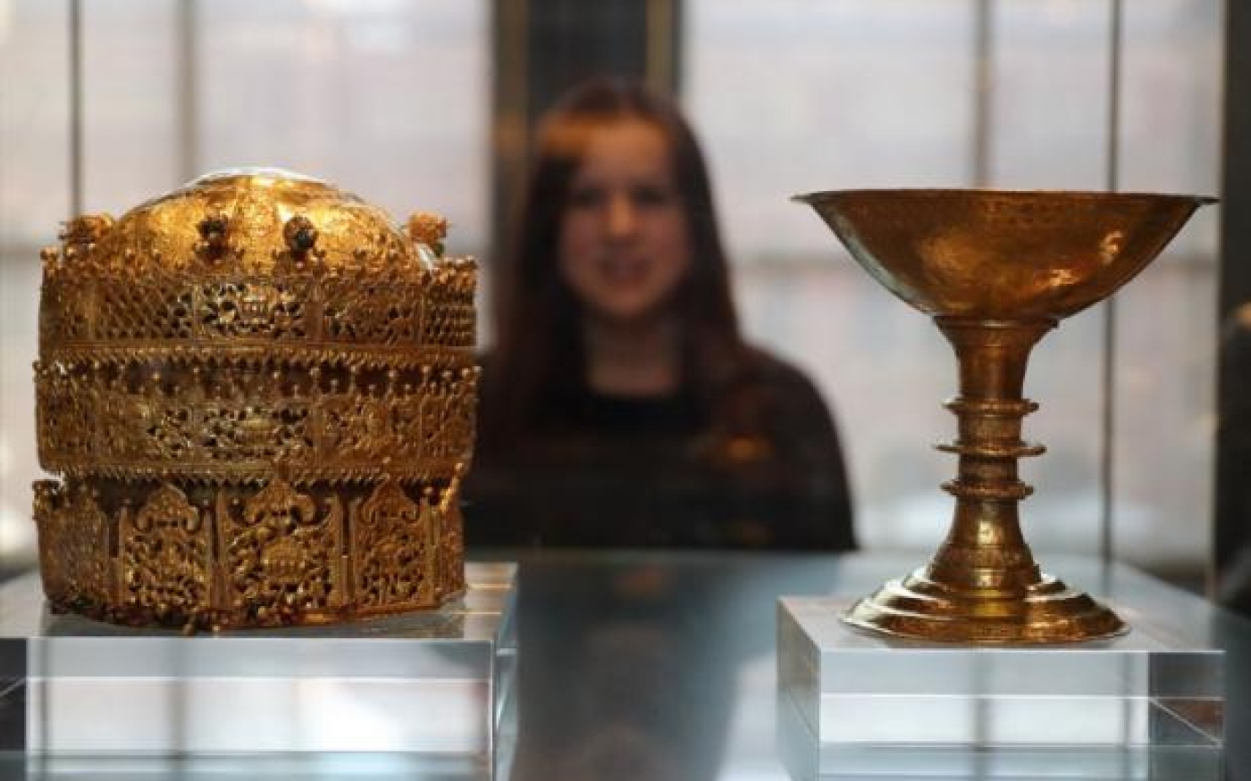 Une couronne et un calice éthiopiens sont exposés au Victoria and Albert Museum à Londres le 5 avril 2018 (AFP)