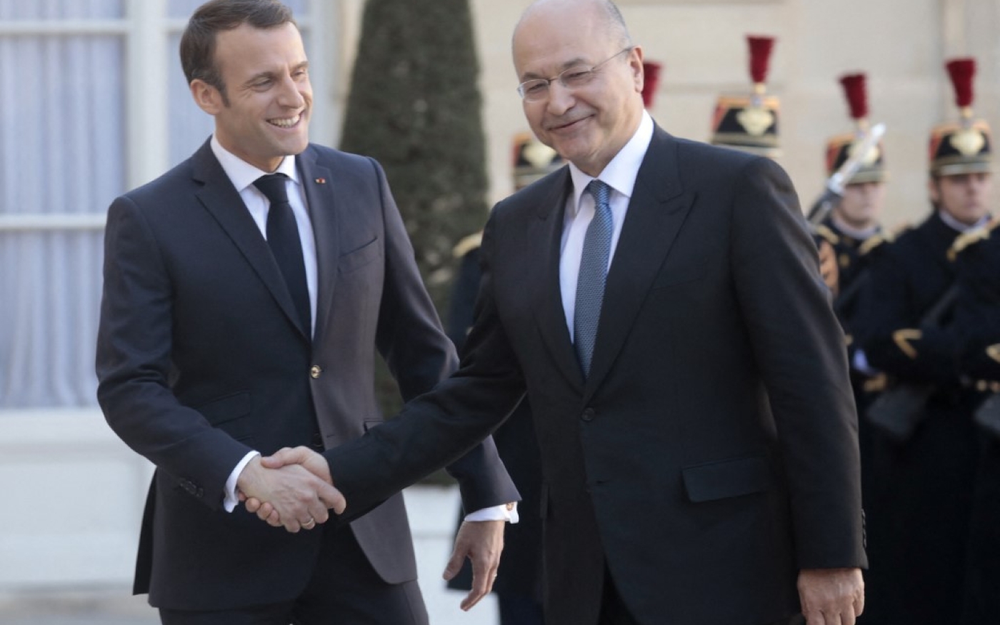 Le président Barham Saleh est accueilli à l’Élysée par Emmanuel Macron le 25 février 2019 (AFP/Ludovic Marin)
