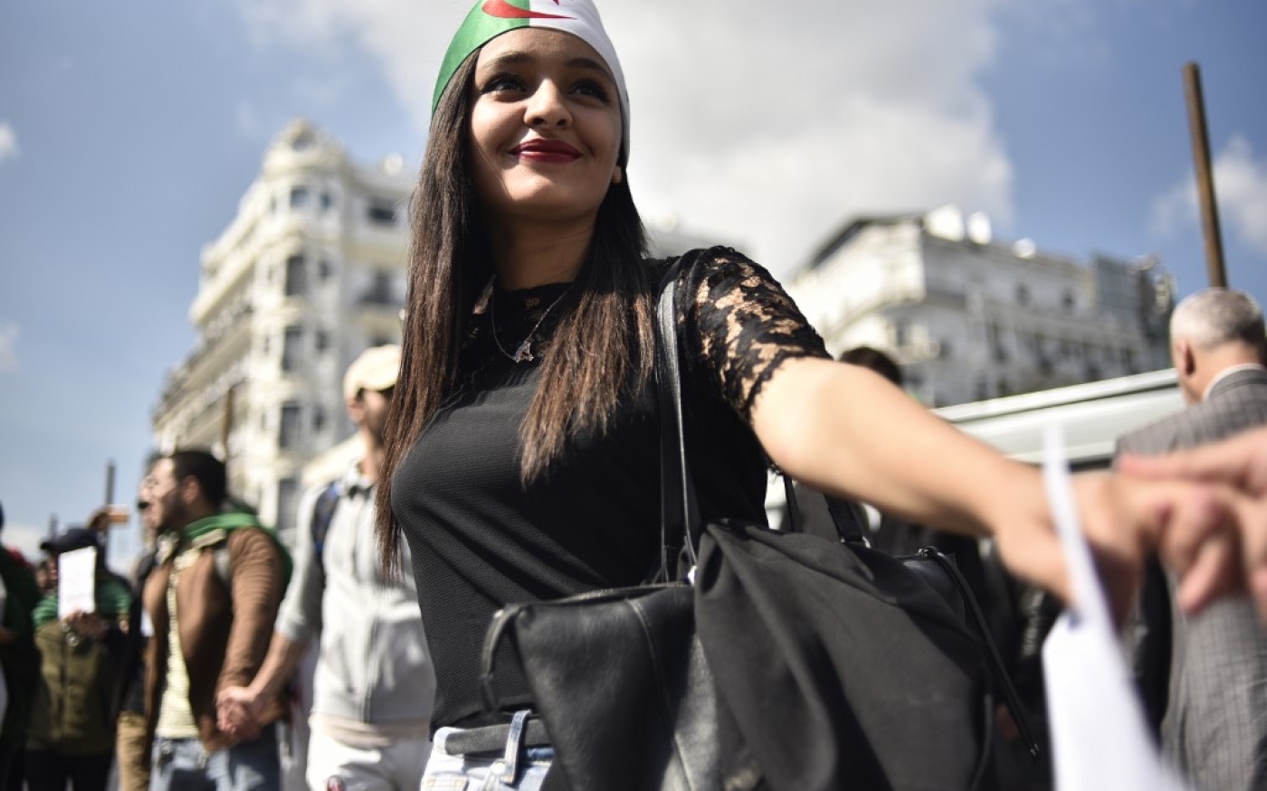 Une Algérienne dans les rues de la capitale au lendemain de la démission d’Abdelaziz Bouteflika, le 2 avril 2019 (AFP)