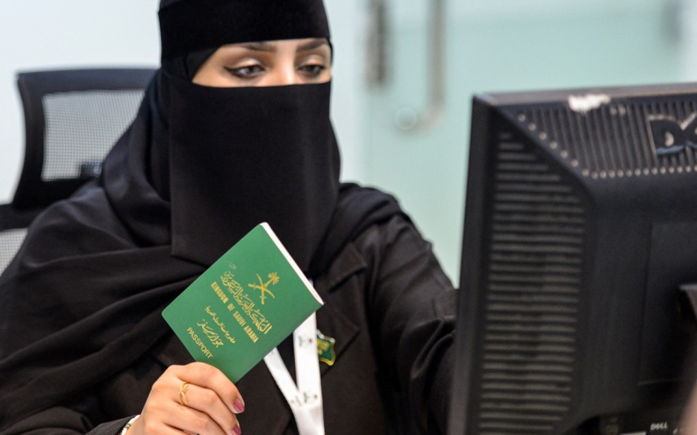 L’Arabie saoudite a assoupli les restrictions de voyage pour les femmes, permettant à certaines d’obtenir un passeport sans demander l’approbation de leurs « tuteurs » (AFP/Fayez Nureldine)