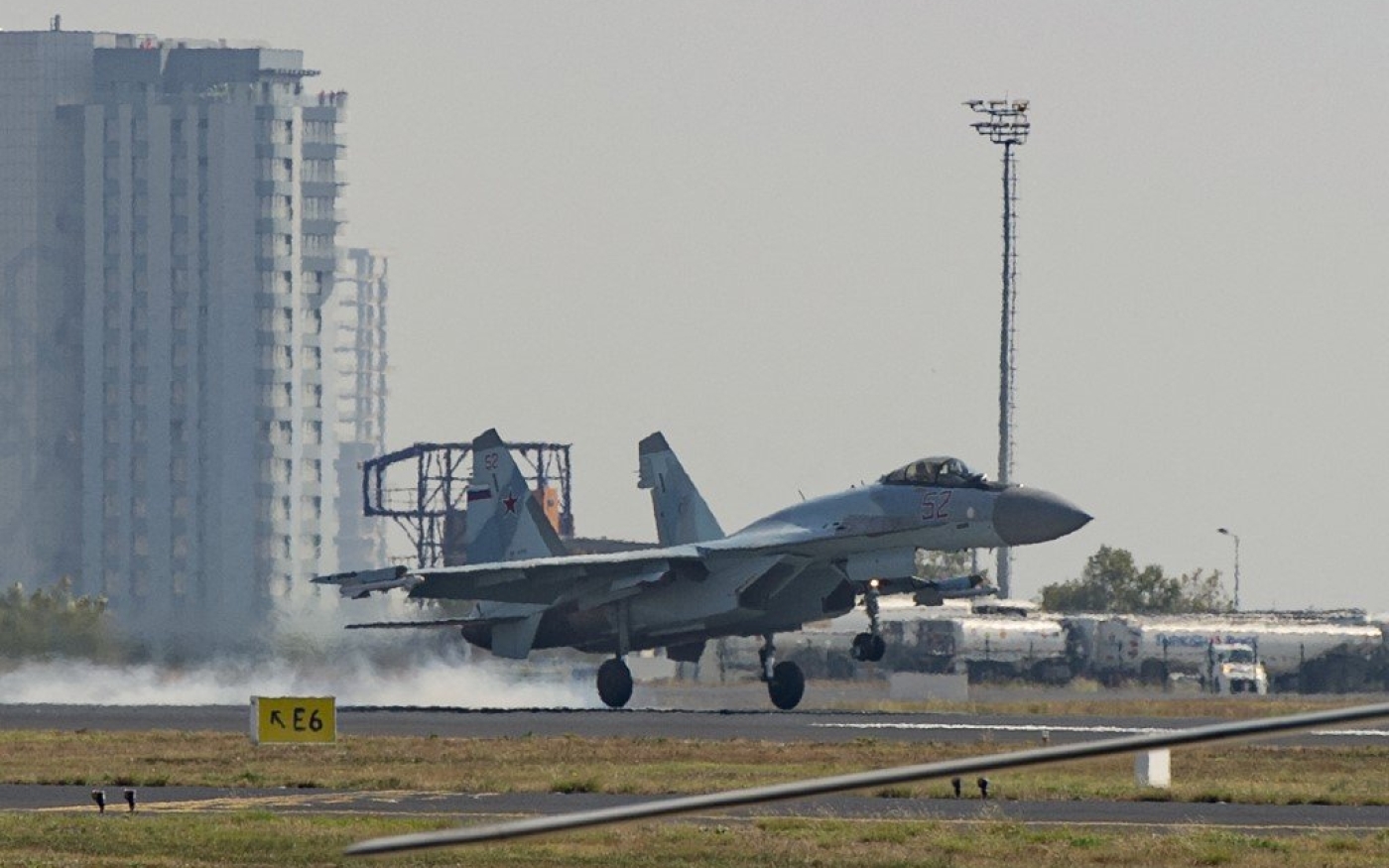 Un avion de chasse russe Su-35 atterrit lors d’un spectacle aérien à l’aéroport Atatürk d’Istanbul, le 17 septembre 2019 (AFP)