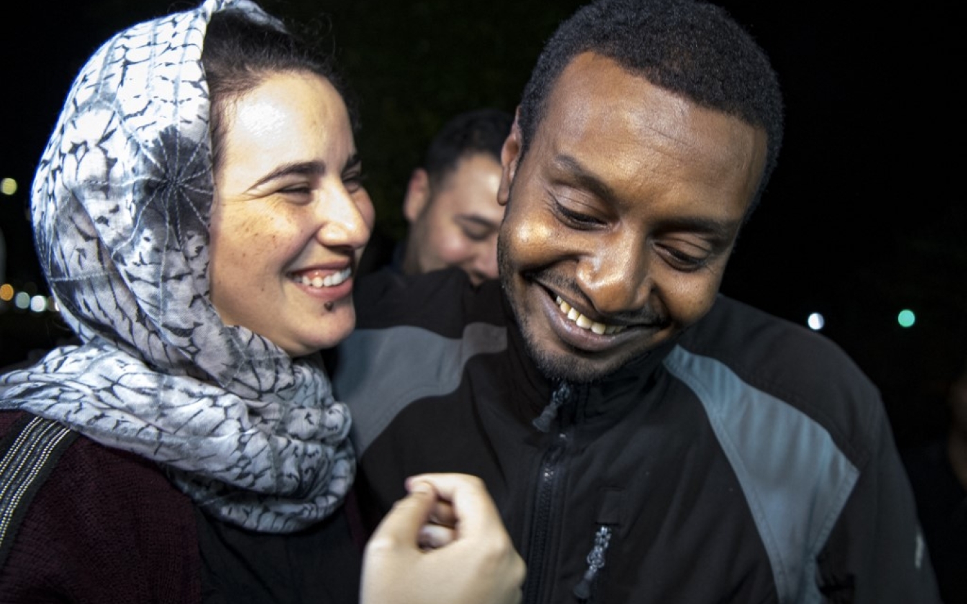 La journaliste Hajar Raissouni est accueillie par son petit ami à sa sortie de prison, le 16 octobre 2019 (AFP)