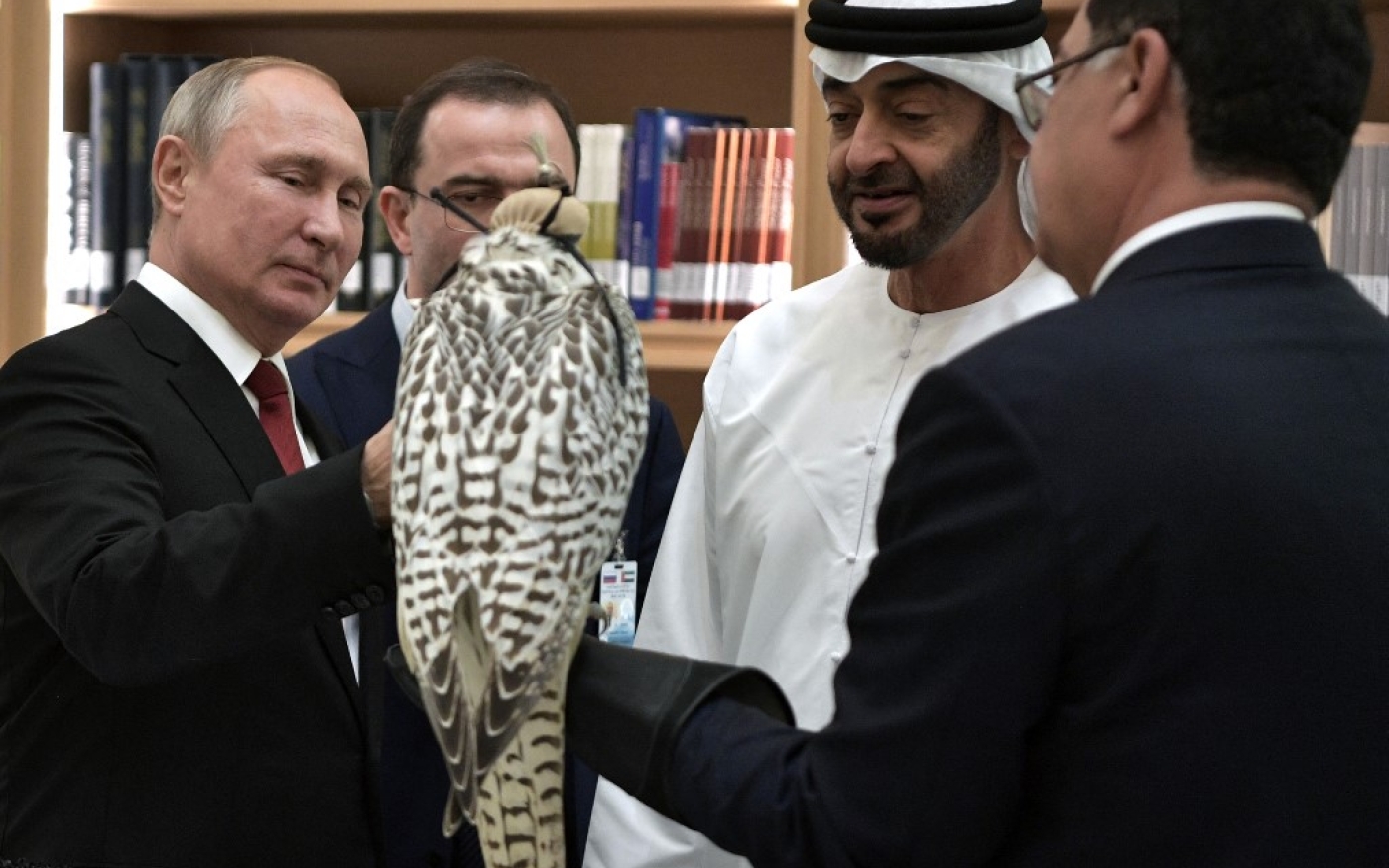 Le président russe Vladimir Poutine présente un Faucon gerfaut au cheikh Mohammed ben Zayed al-Nahyane, prince héritier d’Abou Dabi, lors de leur rencontre aux Émirats arabes unis, le 15 octobre 2019 (AFP/Alexeï Nikolsky)