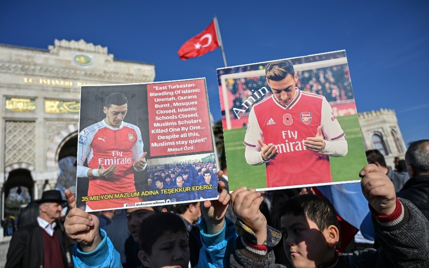 Des partisans de la minorité ouïghoure de Chine tiennent des pancartes de soutien à Özil lors d’une manifestation à Istanbul le 14 décembre 2019 (AFP)