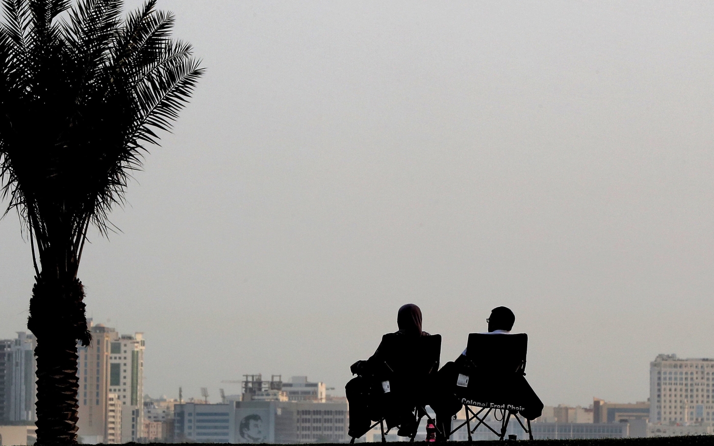 Un couple assis sur la corniche de Doha, capitale du Qatar (AFP)