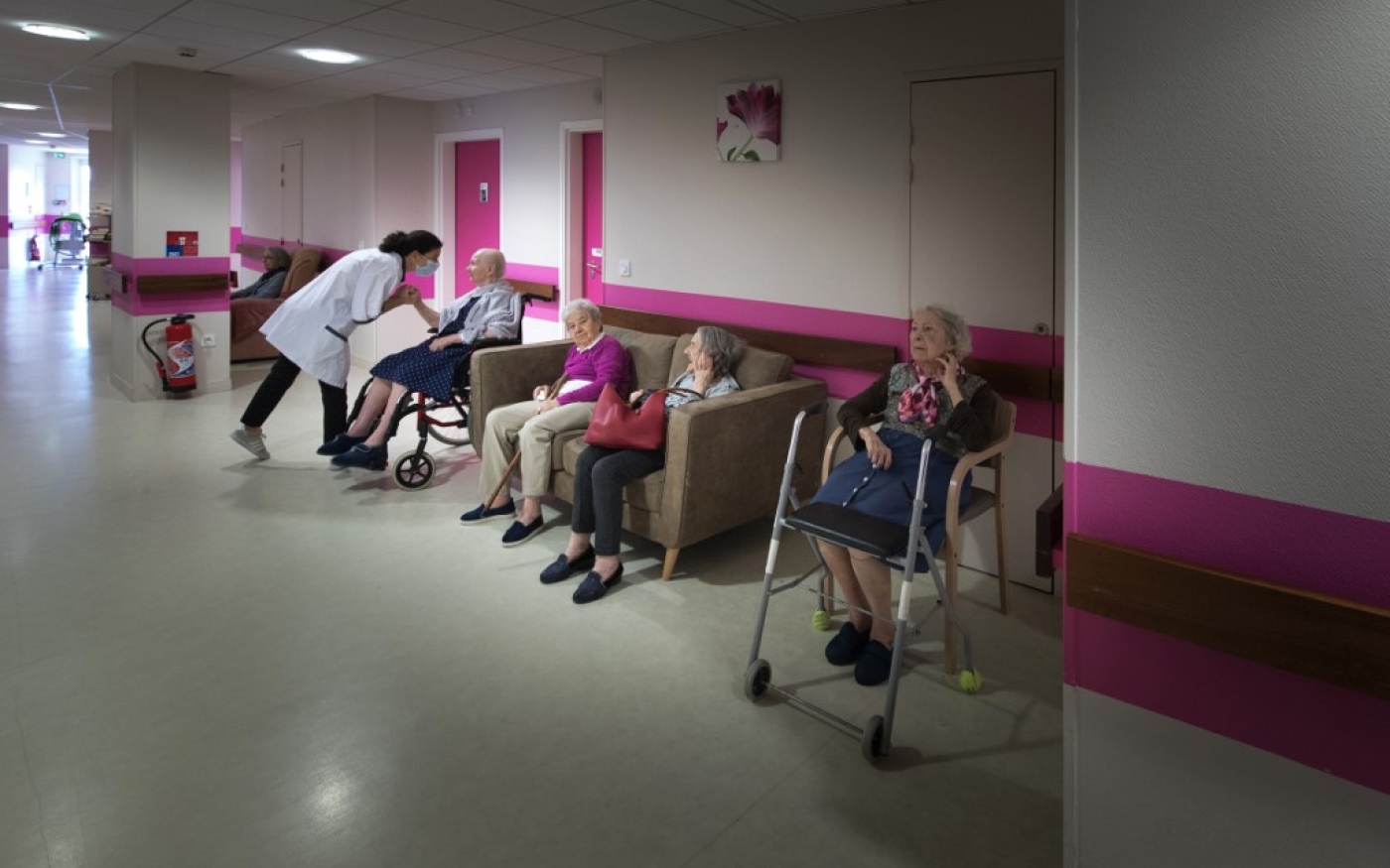 Une kinésithérapeute s’entretient avec des résidents de l’EHPAD Camille Saint-Saens à Aulnay-sous-Bois, le 6 mai 2020 (AFP)