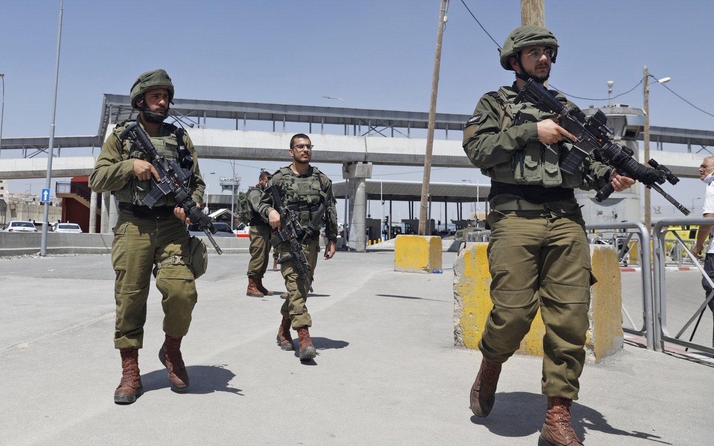 Des soldats israéliens se rassemblent au check-point de Qalandiya en Cisjordanie occupée le 12 mai (AFP)