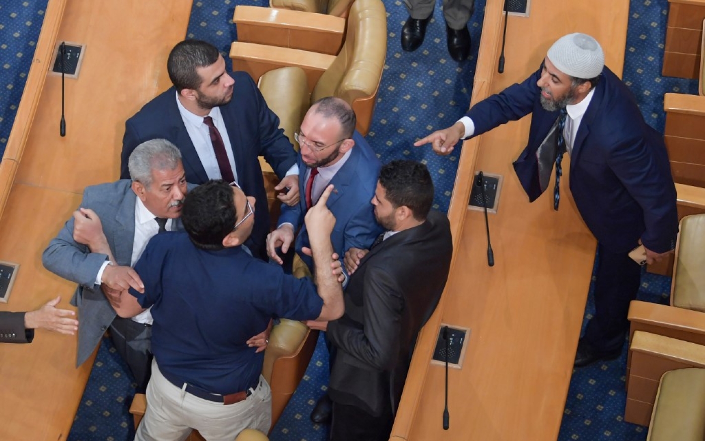 Les députés tunisiens se disputent lors d’une séance plénière consacrée à l’examen d’une motion déposée par le Parti destourien libre (PDL) et de la situation en Libye, le 3 juin 2020 (AFP)