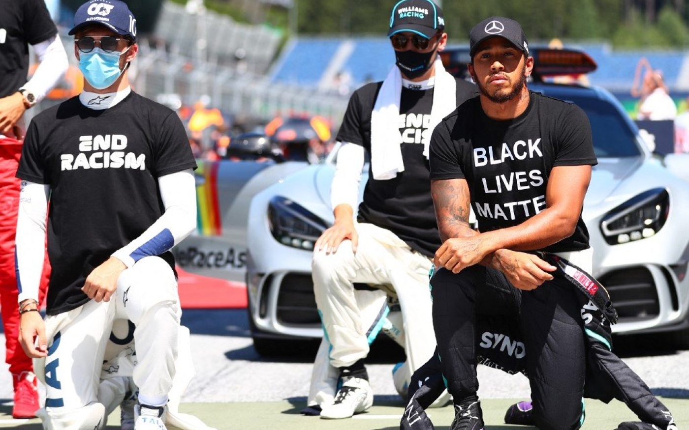 Lewis Hamilton (à droite) et d’autres pilotes de Formule 1 posent le genou à terre avant le Grand Prix d’Autriche, en juillet 2020 (AFP)