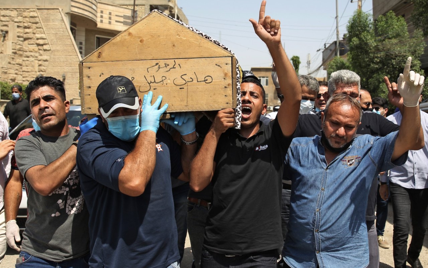 Des personnes endeuillées portent le cercueil de Hisham al-Hashemi, abattu lundi devant son domicile dans la capitale irakienne, lors de ses funérailles dans le quartier de Zayouna à Bagdad (AFP)