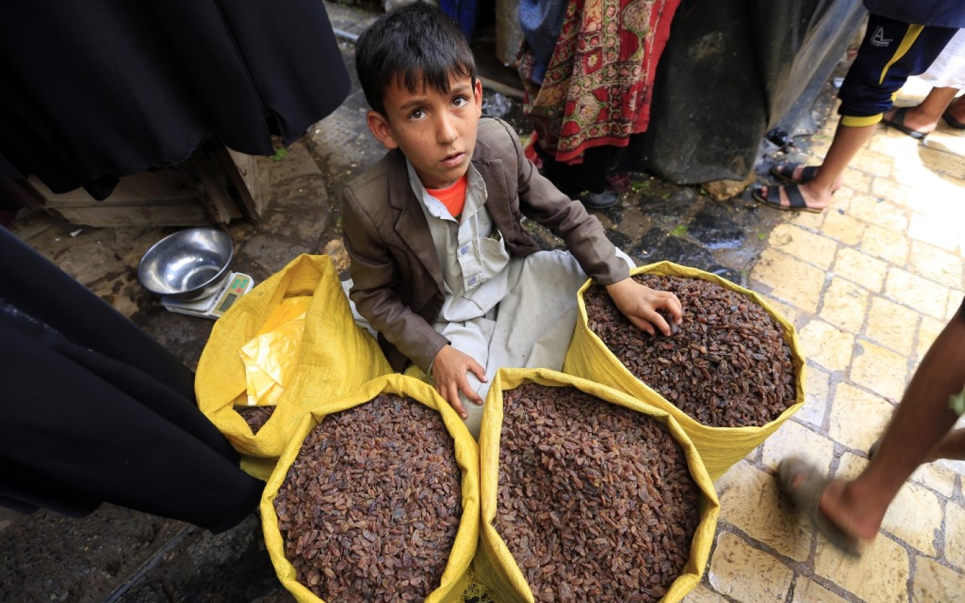 Un petit Yéménite vend des fruits secs dans un marché de la capitale, Sanaa, en juillet 2020 (AFP)