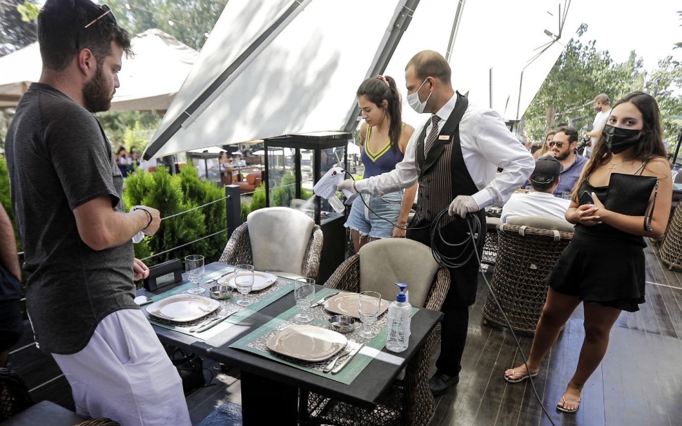 Des Libanais se préparent à déjeuner dans un restaurant du haut de gamme Faqra Club, le 25 juillet 2020 (AFP)