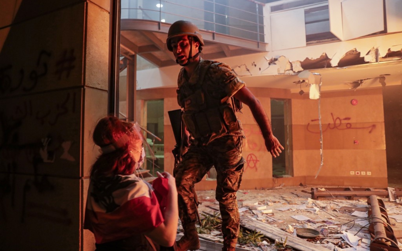 Un manifestant libanais s’adresse à un militaire au siège de l’Association libanaise des banques au centre-ville de Beyrouth le 8 août 2020 (AFP)