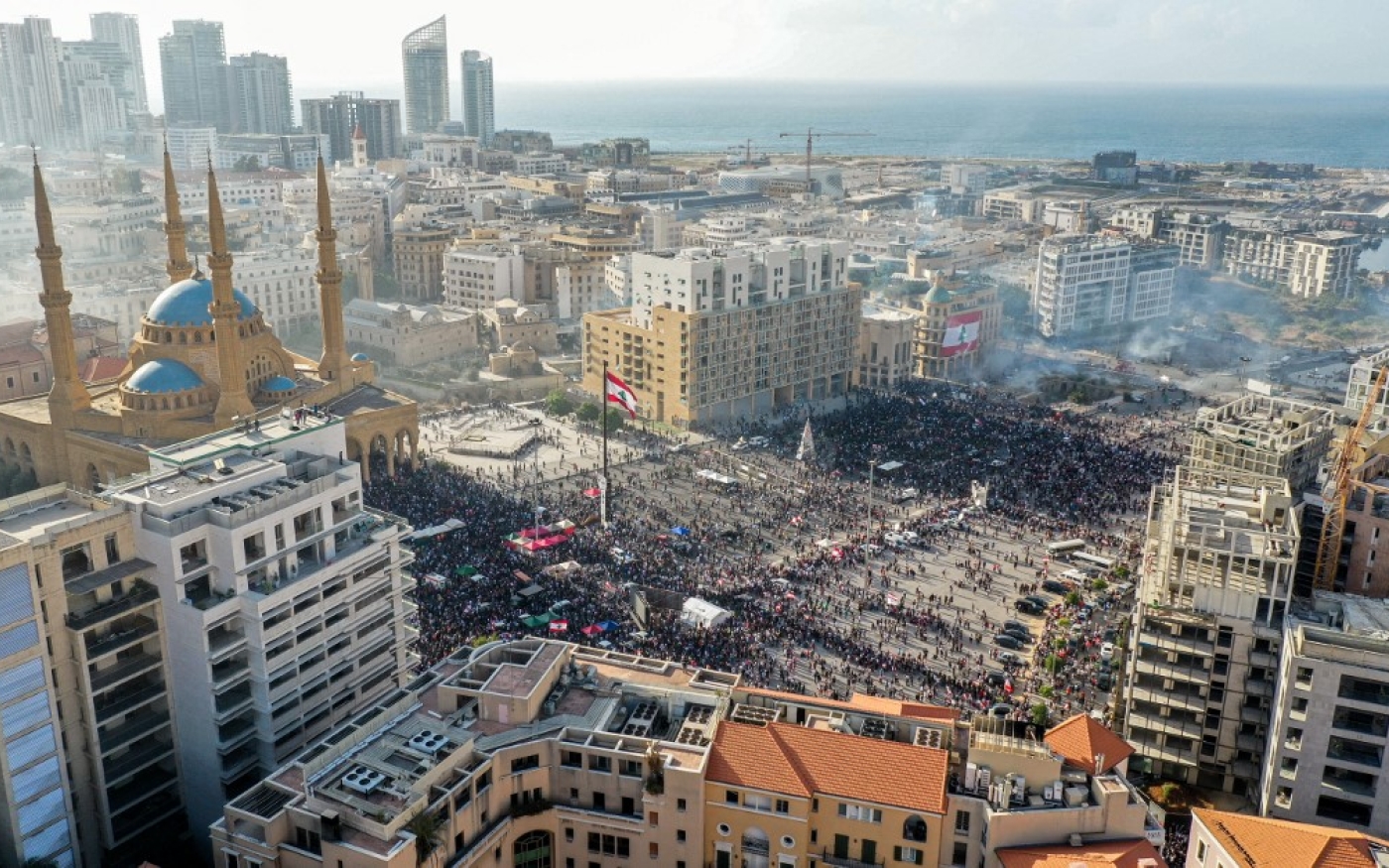 Vue aérienne de la manifestation au centre-ville de Beyrouth le 8 août 2020 (AFP)