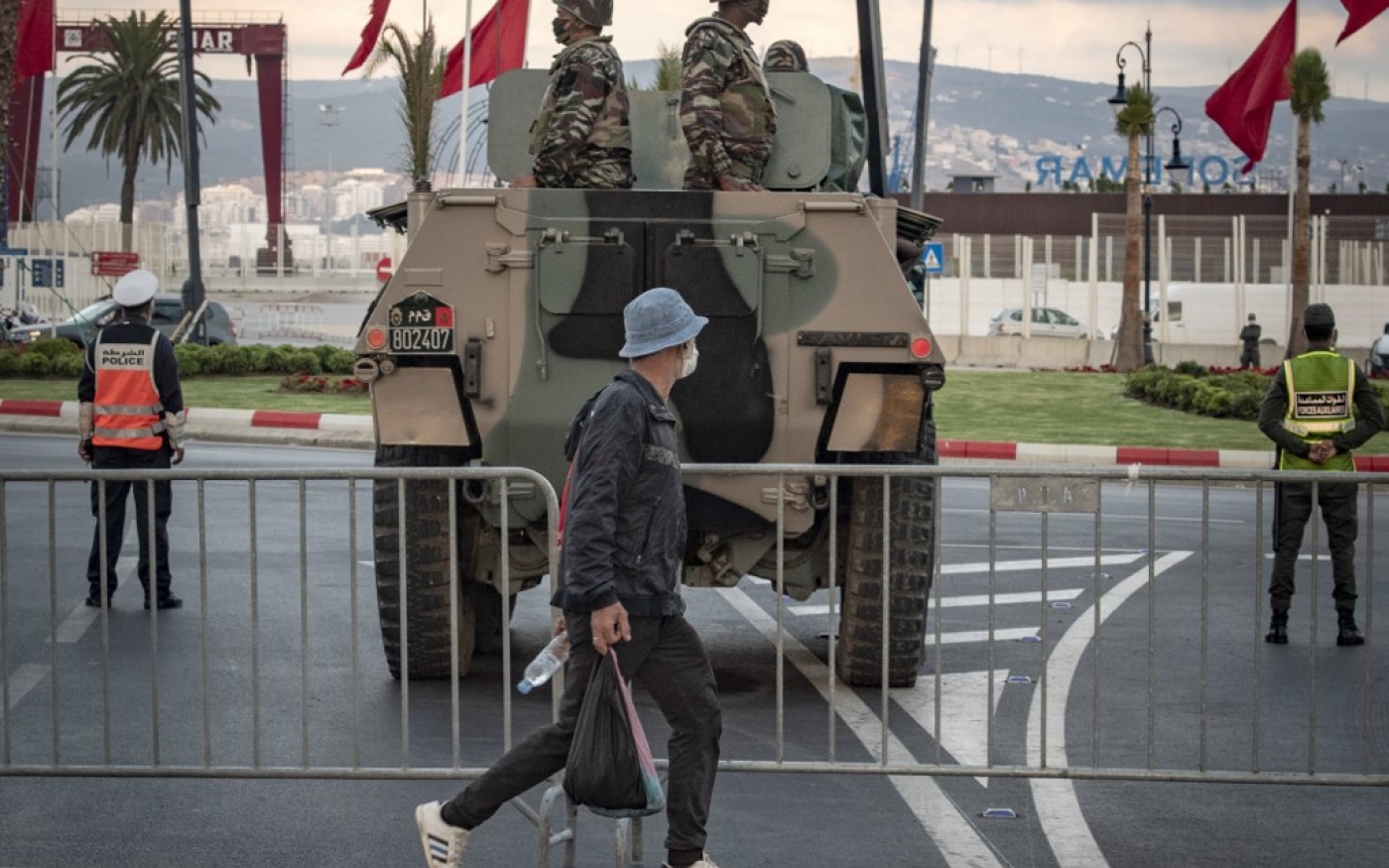 Des soldats marocains patrouillent dans la ville de Tanger, le 11 août 2020 (AFP)