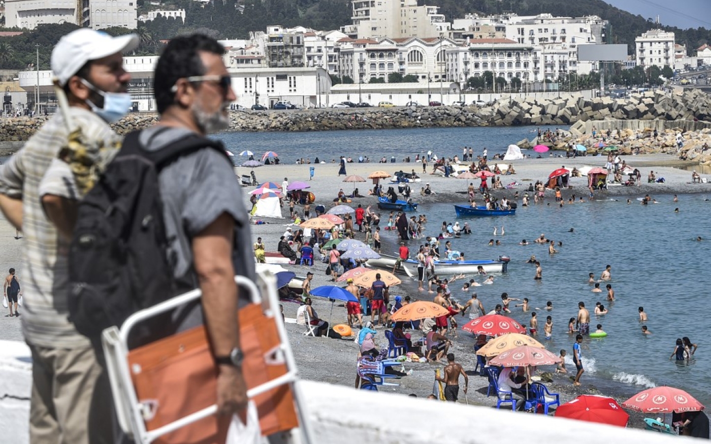 Mi-août, la réouverture des plages avait alimenté la polémique, les partisans de la reprise de la prière du vendredi estimant qu’il y avait plus de risques sur les plages que dans les mosquées (AFP)