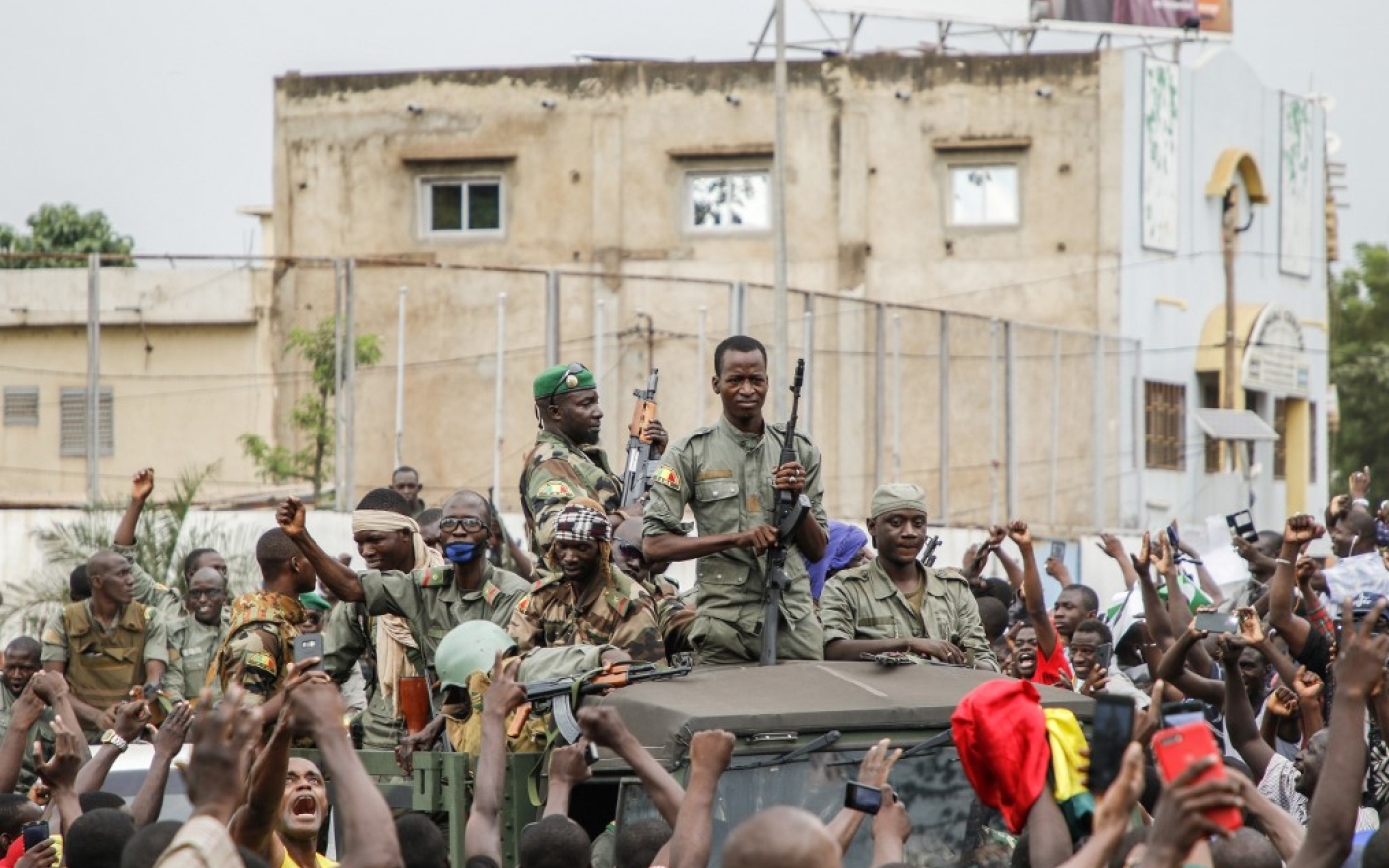 Des militaires maliens paradent à Bamako alors que le président IBK a été arrêté, le 18 août 2020 (AFP)