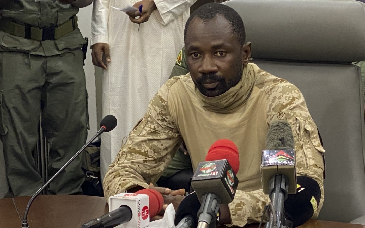 Le colonel Assimi Goïta, le 19 août 2020 à Bamako, après le coup d’État qui a renversé Ibrahim Boubakar Keïta (AFP/Malik Konate)