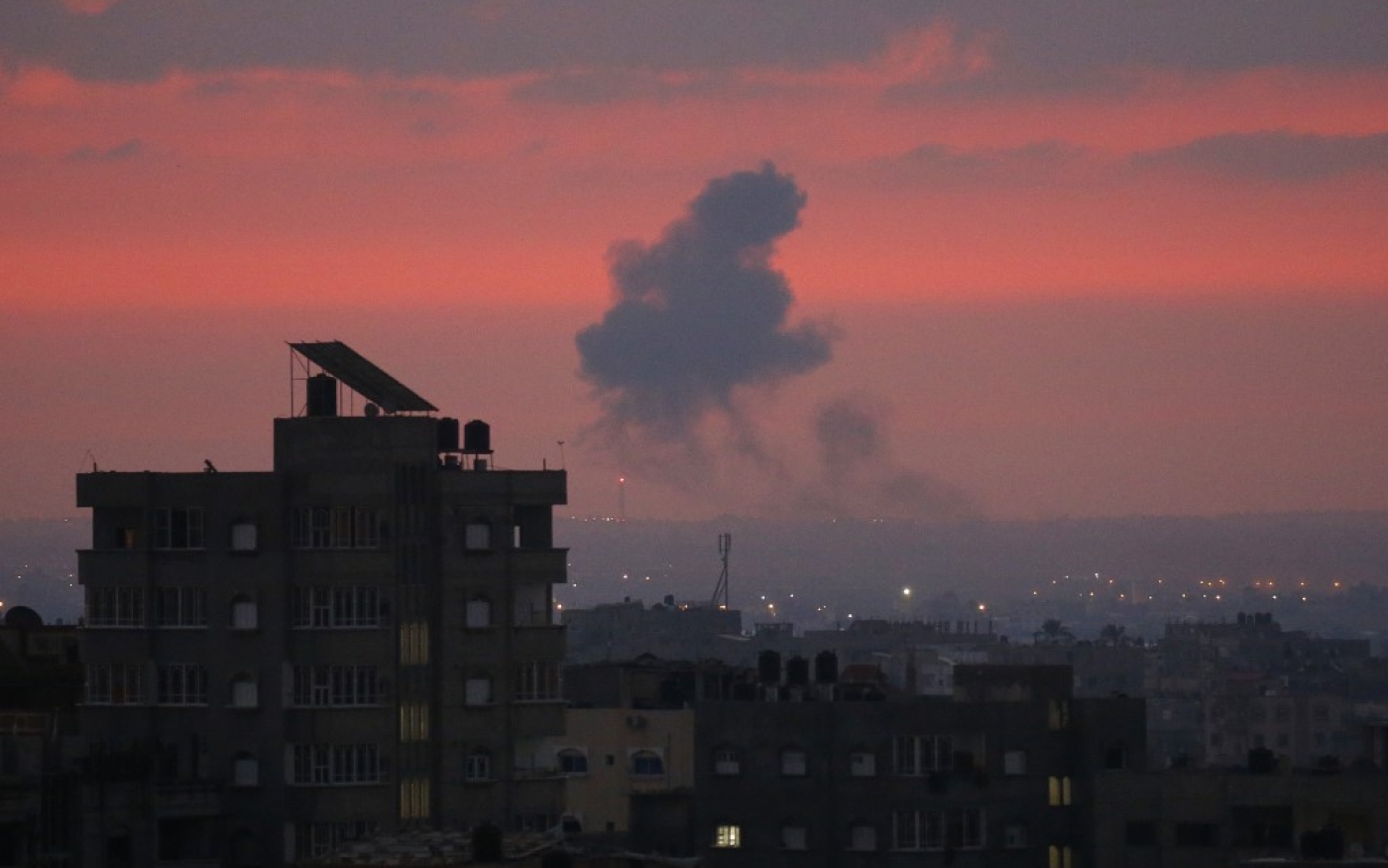 De la fumée s’élève dans le ciel après une frappe israélienne sur Khan Younès, le 21 août 2020 (AFP)