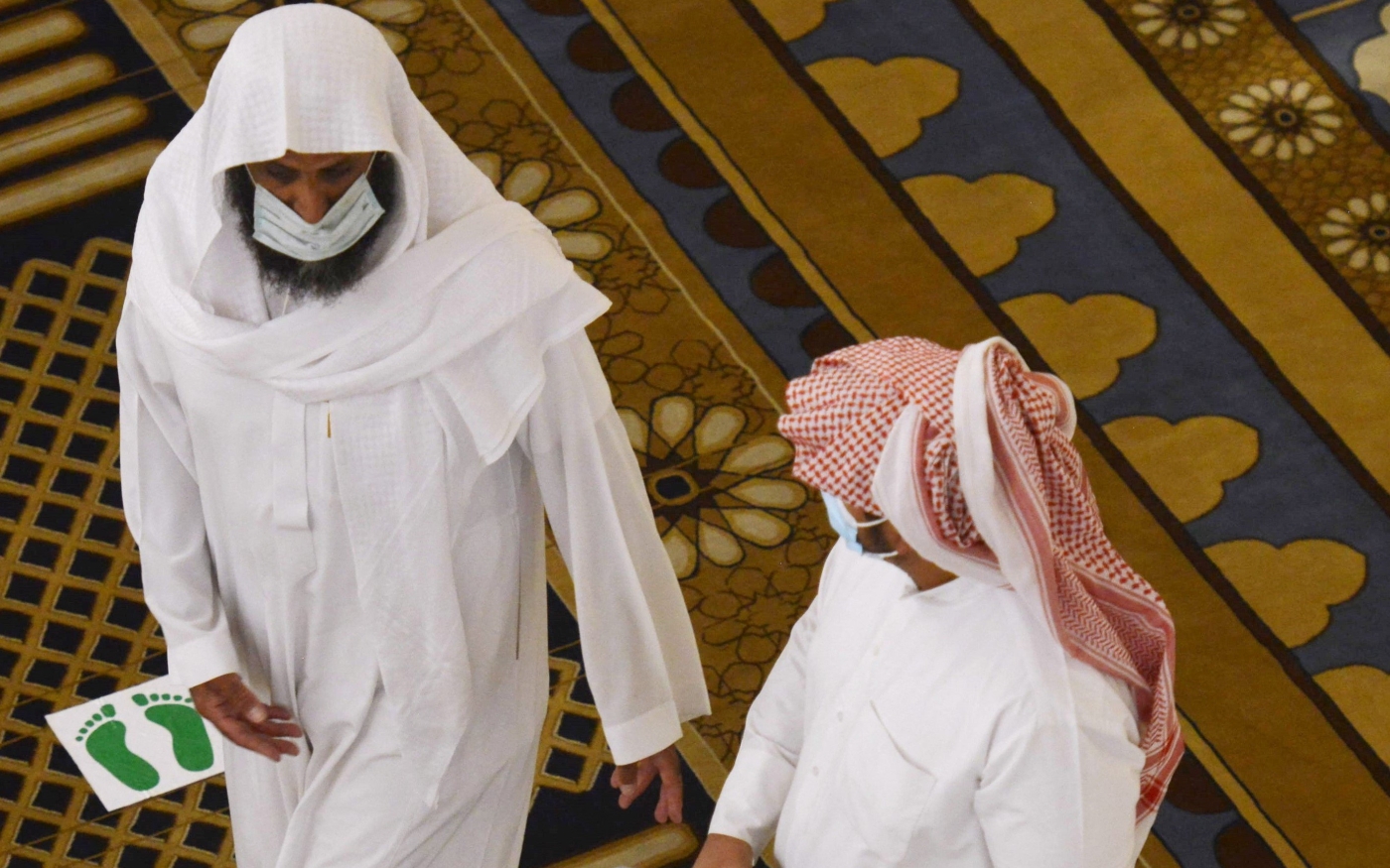 Des Saoudiens marchent dans la mosquée al-Rajhi de Riyad, le 31 août 2020 (AFP)