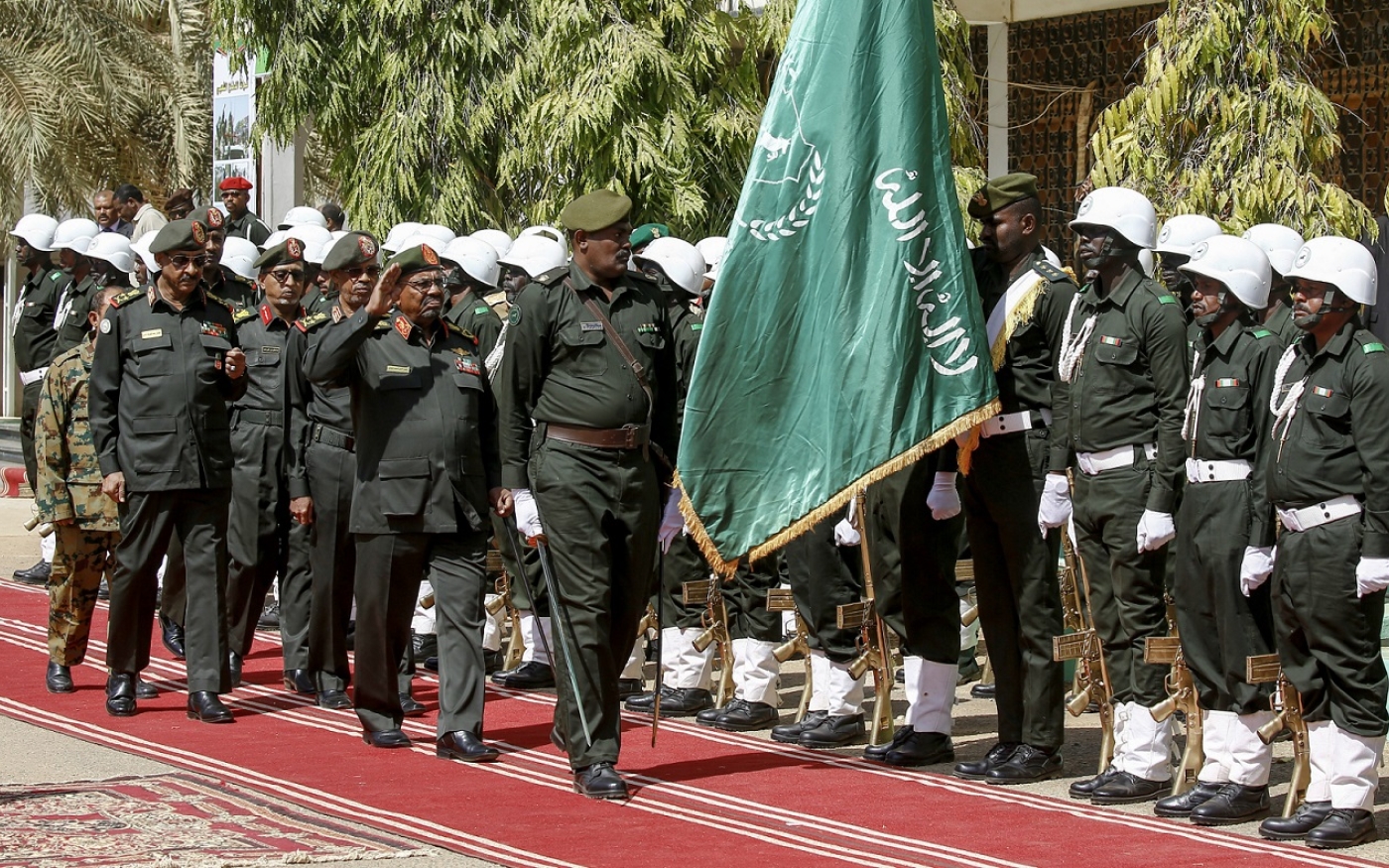 Omar el-Béchir passe en revue des membres des Forces de défense populaires (FDP), un groupe paramilitaire, à Khartoum mercredi (AFP)