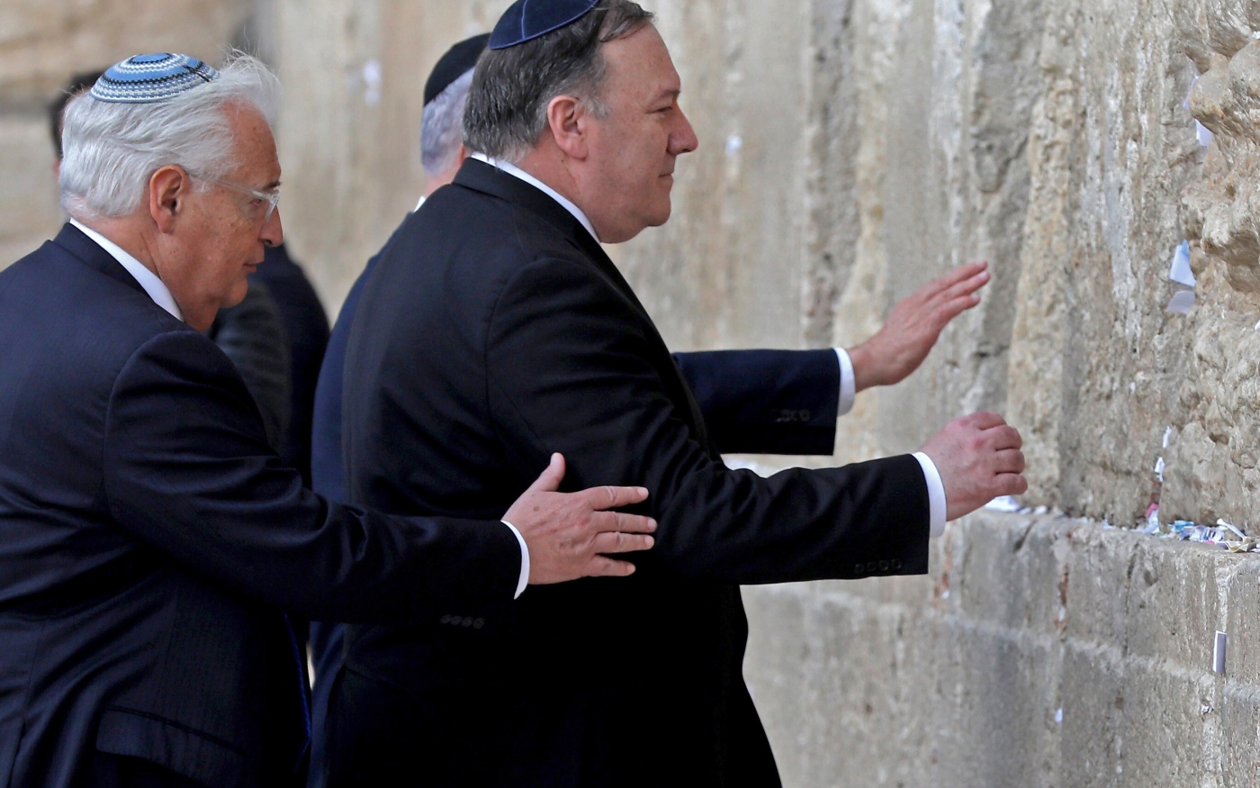 Le secrétaire d’État américain Mike Pompeo (à droite), accompagné de l’ambassadeur des États-Unis en Israël David Friedman, prie devant le Mur des Lamentations à Jérusalem, le 21 mars (AFP)