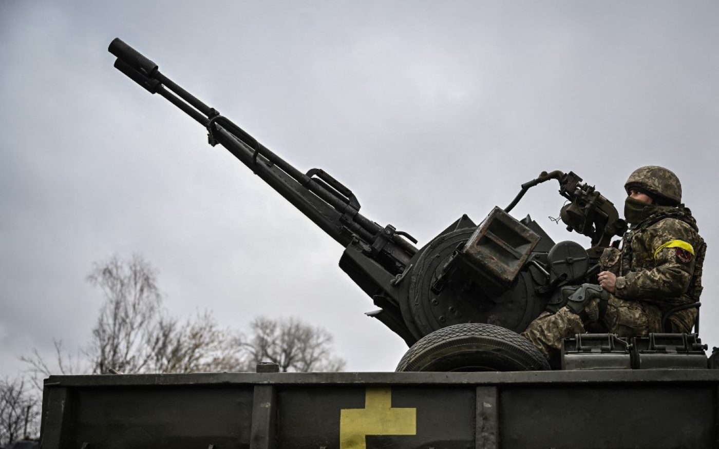 Un soldat ukrainien tient sa position sur une ligne de front au nord de Kyiv, le 3 mars 2022 (AFP/Aris Messinis)